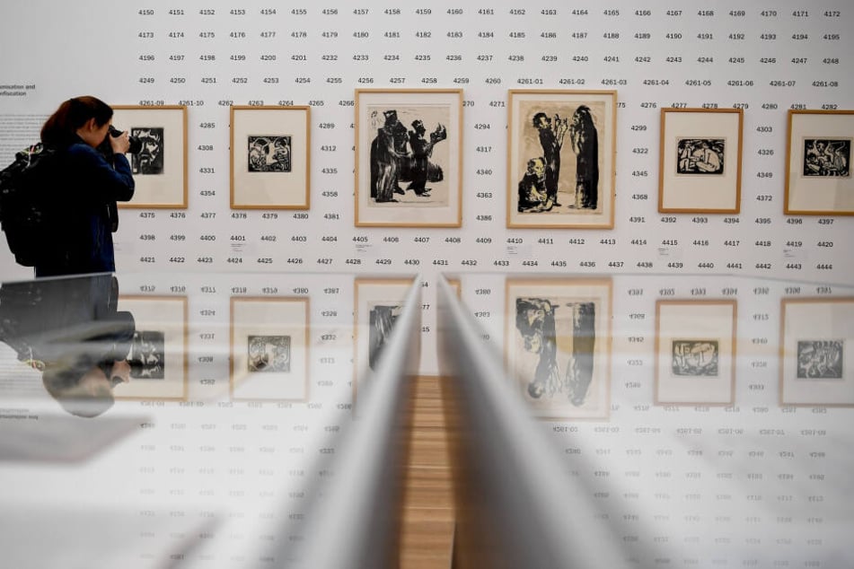 Eine junge Frau fotografiert in der Berliner Ausstellung "Emil Nolde - Eine deutsche Legende. Der Künstler im Nationalsozialismus".