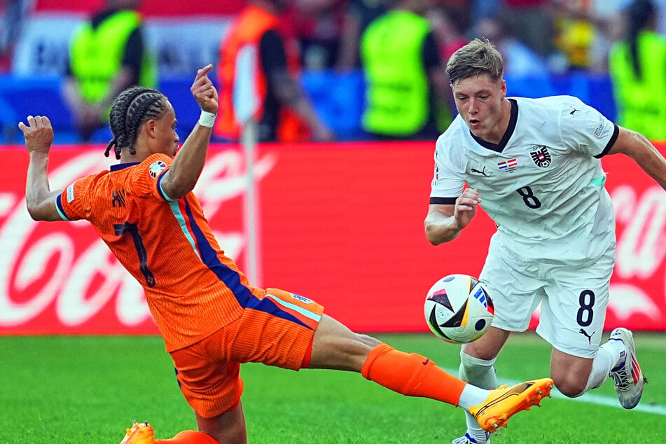 Alexander Prass (23, rechts) sorgte mit Österreichs Nationalteam bei der Euro 2024 für Aufsehen. Hier kämpft er mit Xavi Simmons (21, Niederlande) um den Ball.