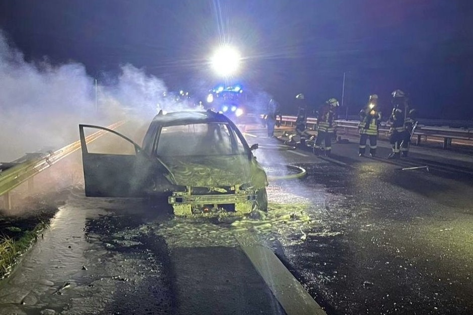 Der Hyundai brannte auf der A26 Richtung Hamburg völlig aus.
