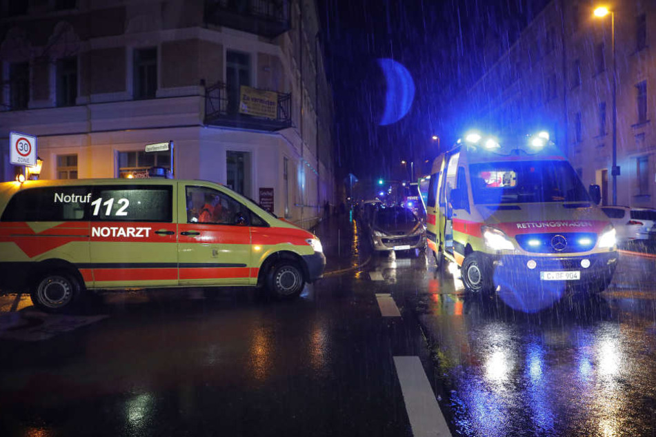 Drei Bewohner wurden bei dem Feuer verletzt.