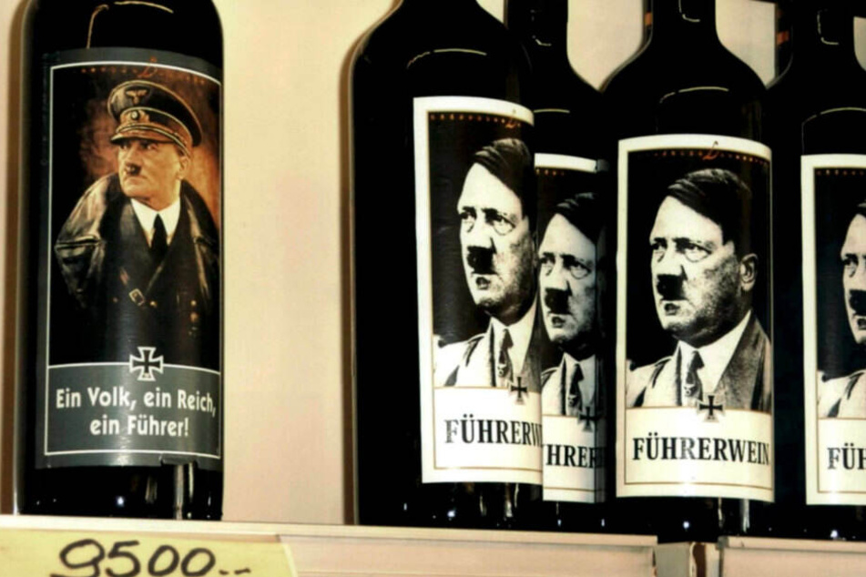 Ein Porträt von Adolf Hitler mit der Aufschrift "Führerwein" ziert am 12.08.2001 das Etikett einer Flasche Rotwein, die in einem Supermarkt des Adria-Badeorts Jesolo verkauft wird.