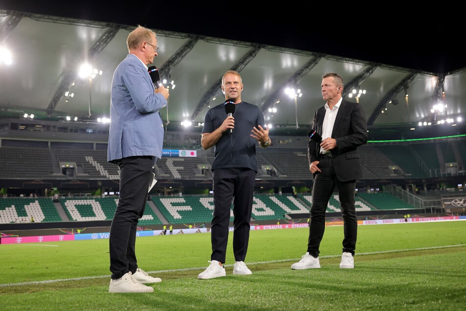 Bundestrainer Hansi Flick (58, M.) musste sich nach dem Spiel im TV-Interview mit Moderator Florian König (55, l.) Experte Lothar Matthäus (62, r.) erklären.