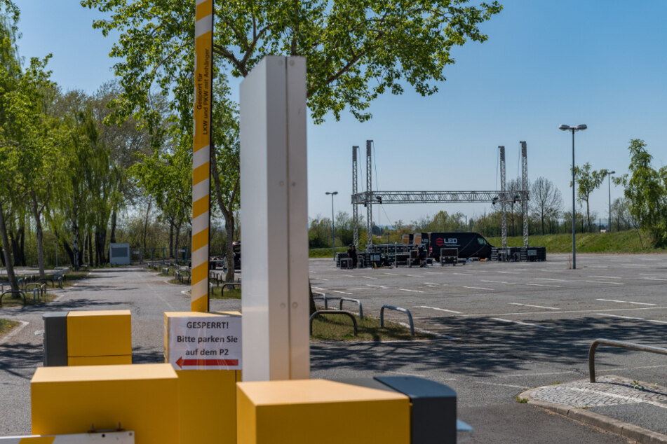 Dresdens erstes Autokino auf dem Flughafenparkplatz. Der Aufbau lief Donnerstag noch.