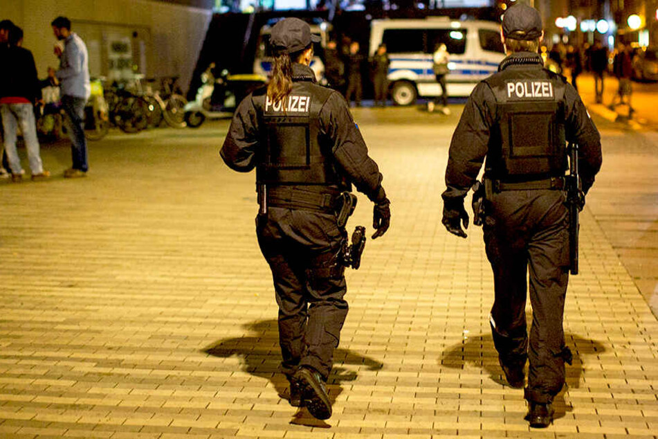 Polizisten nahmen die beiden Mädchen fest. (Archivbild).