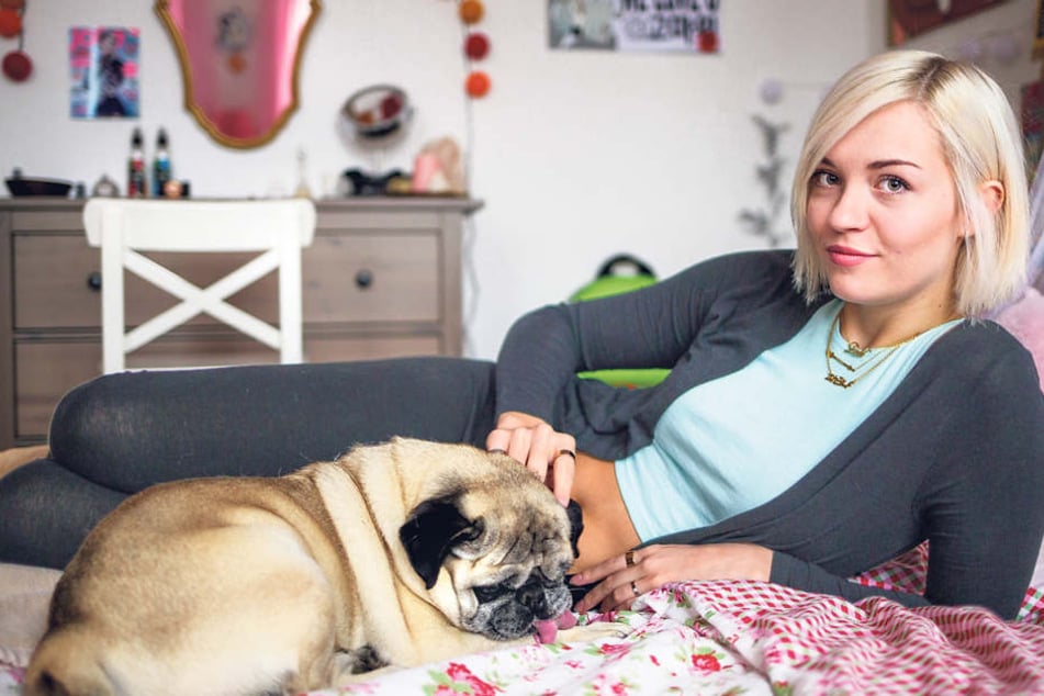 Zu Hause kümmert sich die junge Studentin um ihren Hund Bobby, nebenbei
modelt sie.