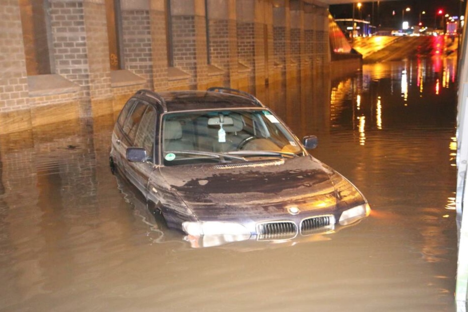 Ein BMW steht völlig unter Wasser.