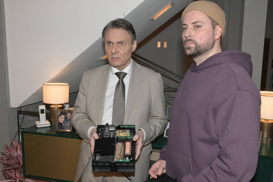 John Bachmann und Jo Gerner entdecken die Bombe.