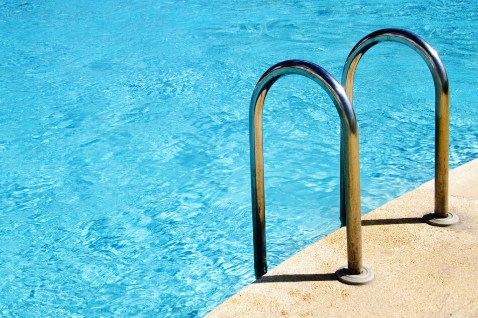 In einem Straubinger Schwimmbad hat das Verhalten eines Seniors am Sonntag für einen Polizeieinsatz gesorgt. (Symbolbild)