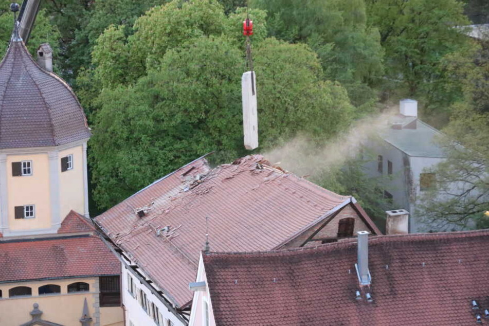 Der Kamin wurde mit einem Kran gehoben, das Dach teilweise kontrolliert zum Einsturz gebracht.
