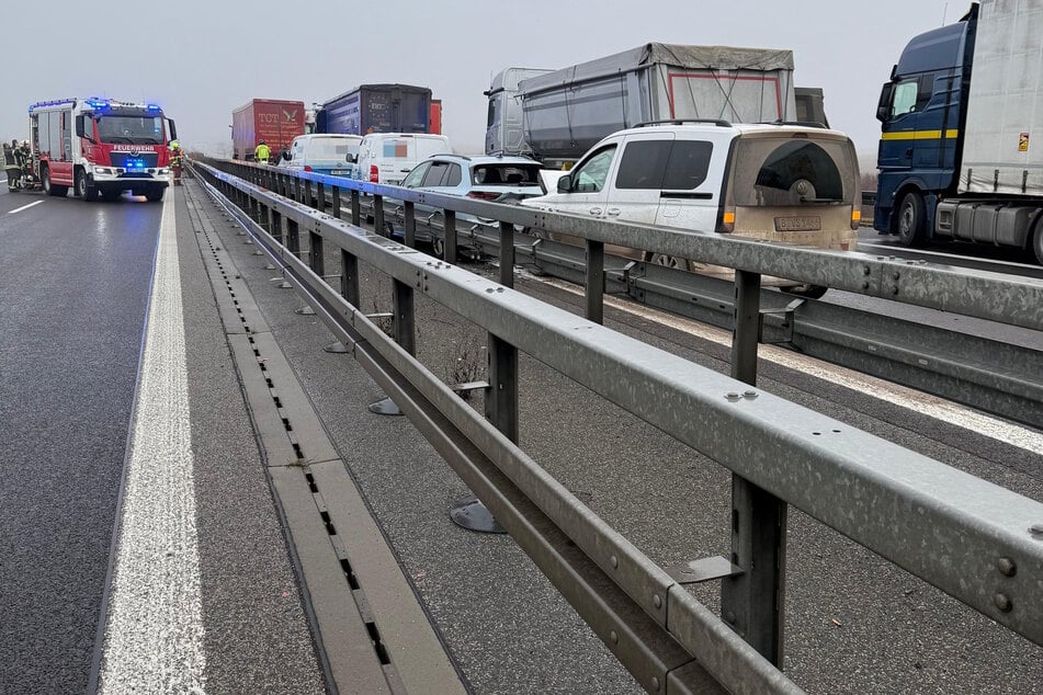 Unfall A71: Massenkarambolage auf der A71: Reisebus, Lkw und mehrere Pkw beteiligt