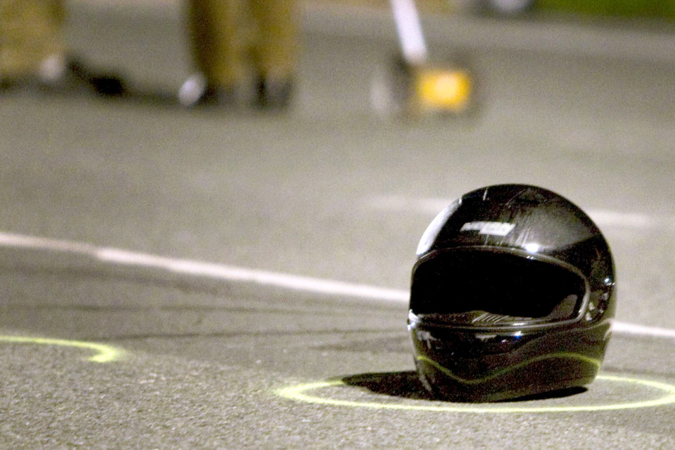Ein 52 Jahre alter Motorradfahrer ist bei einem folgenschweren Unfall auf der B12 in Bayern ums Leben gekommen. (Symbolbild)