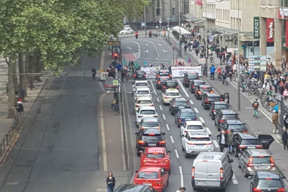 Etliche Autofahrer antworteten mit einem Hupkonzert auf die Blockade der Straße.