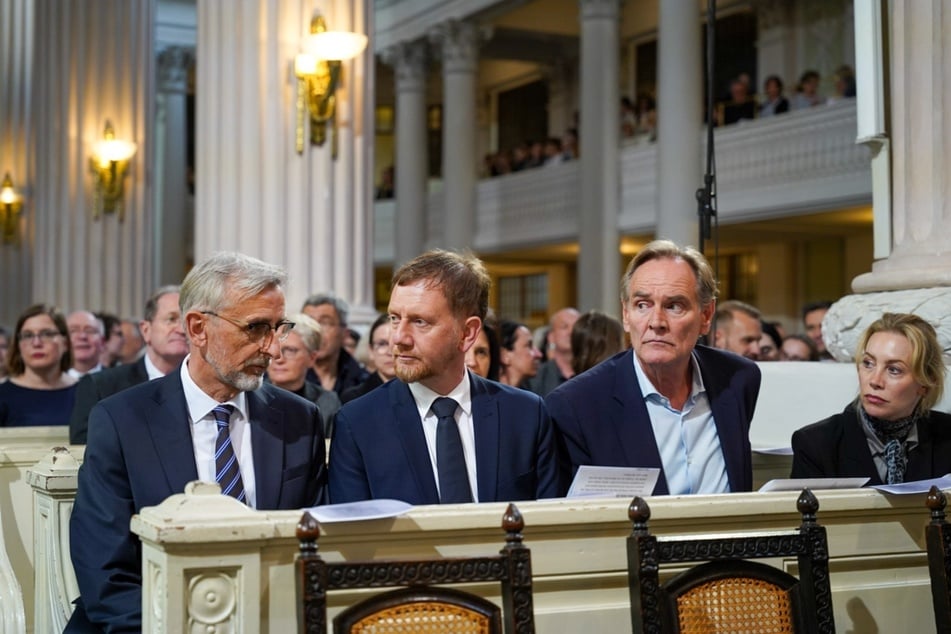 Jung zusammen mit Sachsens Innenminister Armin Schuster (64, CDU, l.), Ministerpräsident Michael Kretschmer (50, CDU, 2.v.l.) sowie Ehefrau Ayleena Jung.