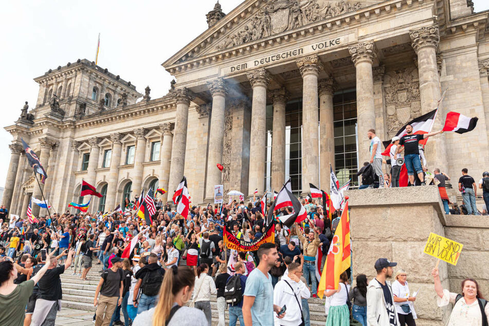 Am 29. August 2020 hatten Teilnehmer einer Demonstration gegen Corona-Maßnahmen eine Absperrung durchbrochen und die Treppen am Reichstag gestürmt.