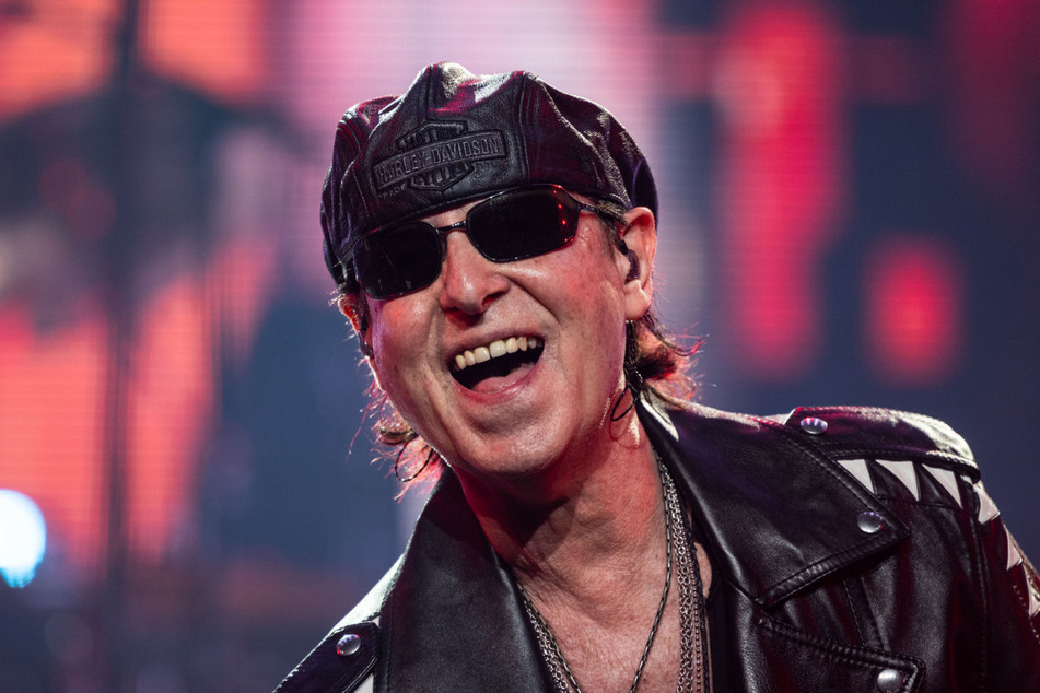 Die Band "Scorpions" mit ihrem Frontmann Klaus Meine (75) unterbrachen kurz ihre Welt-Tournee und machten in der GNTM-Final-Show halt.