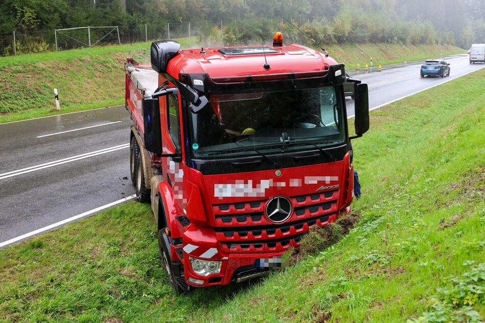 Ein Lkw auf Abwegen: Das tonnenschwere Fahrzeug krachte am Montag auf der S255 bei Aue-Bad Schlema gegen eine Böschung.