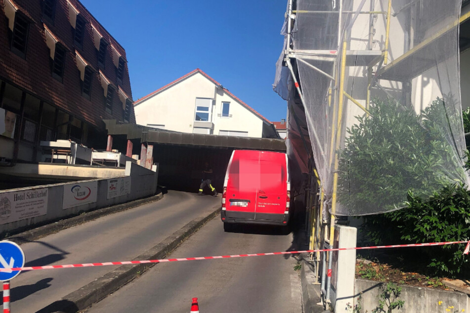Der Transporter blieb an dem Baugerüst hängen.