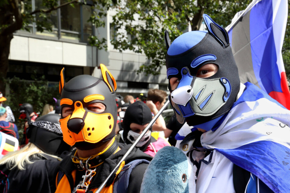 Auch in diesem Jahr nahmen einige Teilnehmende samt ausgefallener Fetisch-Maske am CSD in Köln teil.