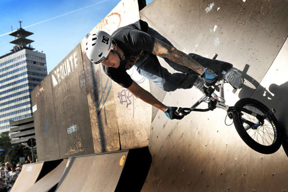 Die Skateanlage am Kesselbrink lockt mit schrägen Wänden. Ideal für spektakuläre Stunts.