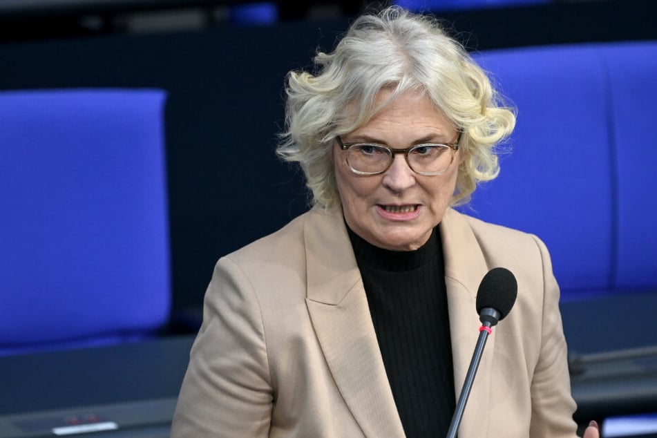 Christine Lambrecht (55, SPD), Bundesministerin der Justiz und für Verbraucherschutz, beantwortet im Bundestag die Fragen der Abgeordneten.