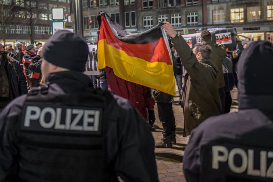 Die rechten "Merkel muss weg"-Demonstrationen in Hamburg hat der Verfassungsschutz genau beobachtet, da dort bekannte Rechtsextreme und Reichsbürger führend mitgemacht haben.