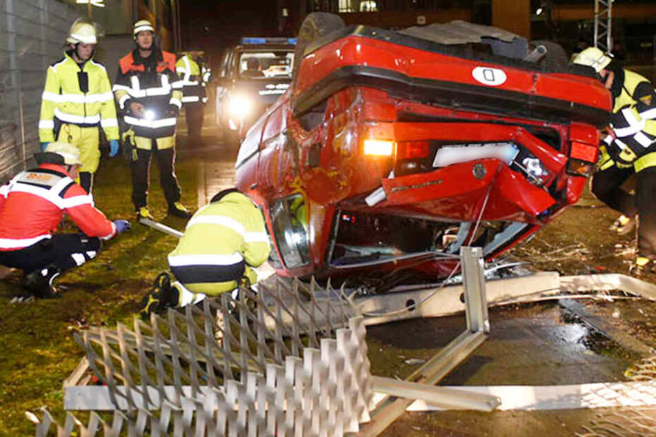 Von dem oder den Insassen des Fahrzeugs fehlte im Anschluss an den schweren Unfall jede Spur.