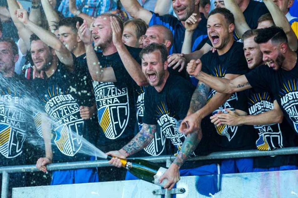 Die Mannschaft feiert mit den Fans den Aufstieg in die dritte Liga.