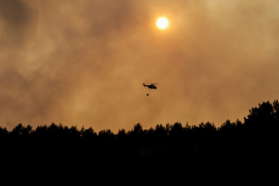 Auch ein Helikopter kam bei dem Brand zum Einsatz.