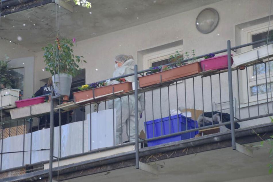 Ermittler untersuchen nach der Tat die Wohnung. (Archivbild)