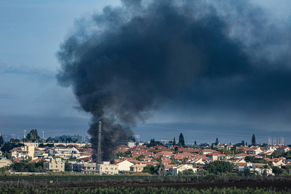 Eine Rakete der Hamas ist am Rande von Tel Aviv eingeschlagen - immer wieder gibt es dort Luftalarm.