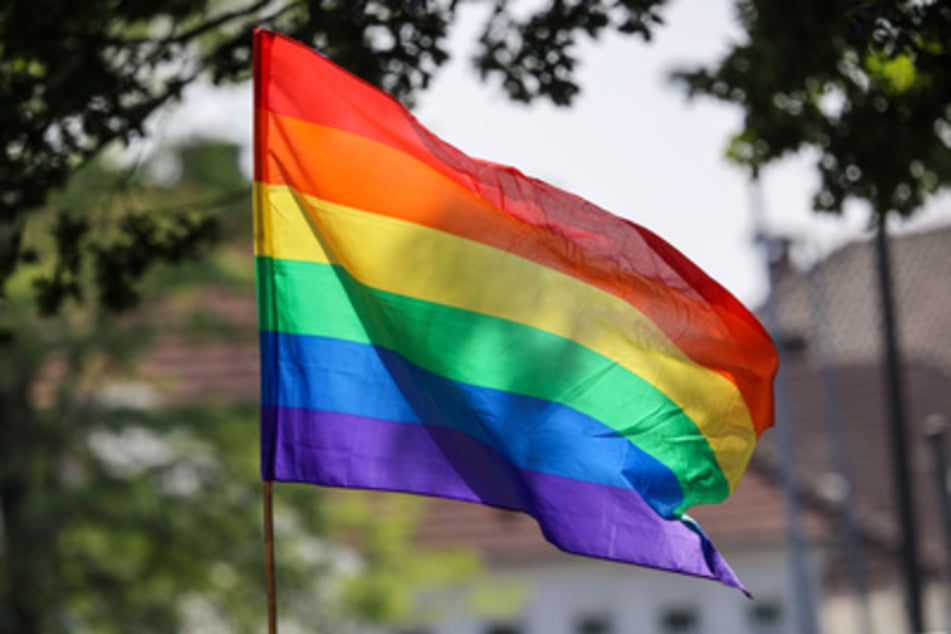 Die Regenbogenfahne als Symbol der Lesben- und Schwulenbewegung. Im Iran ist Homosexualität unter Todesstrafe verboten. (Symbolbild)