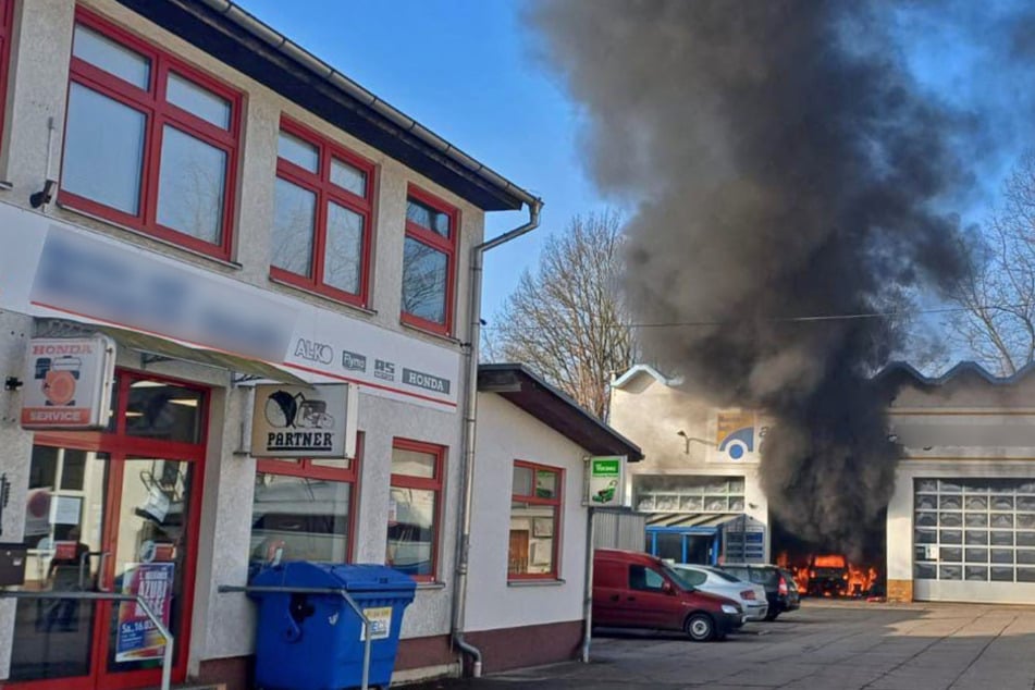 Feuer in Autowerkstatt: Fahrzeug brennt völlig aus!