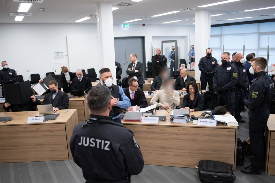 Die Strafverteidigerin (erste Reihe rechts) hier an der Seite von Mohamed Remmo beim Prozess gegen den Remmo-Clan in Dresden am 11. Februar 2022.