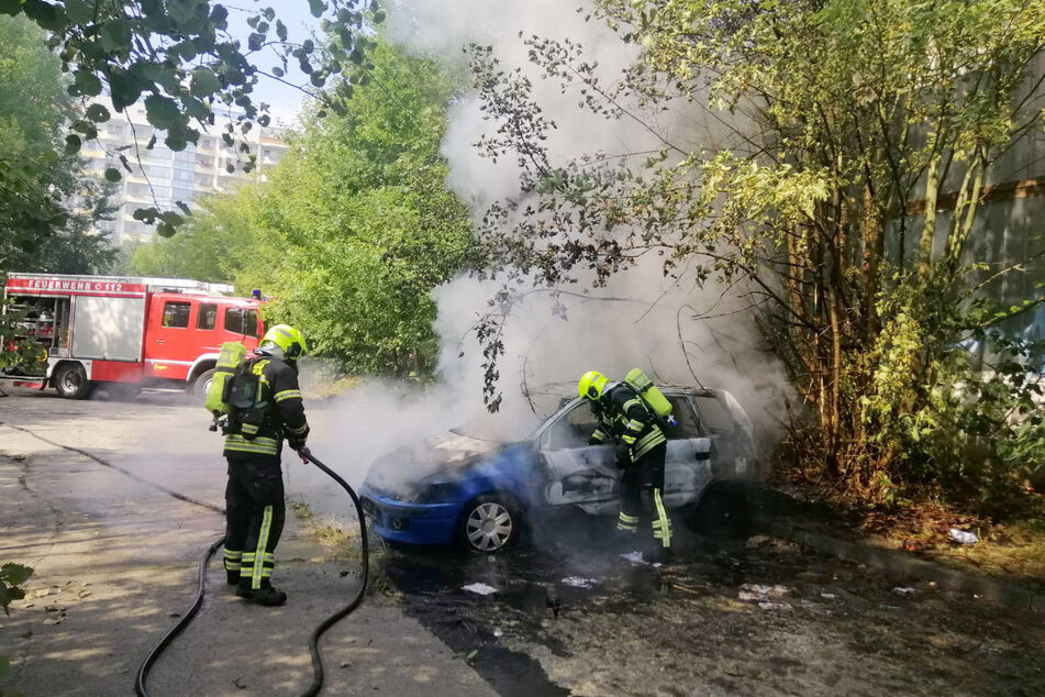 Chemnitz: Chemnitz: Auto in Hutholz in Flammen