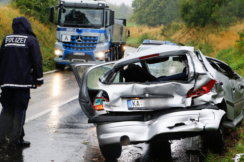 Schwerer Crash: Auto schleudert gegen Lastwagen, Fahrerin (23) schwer verletzt