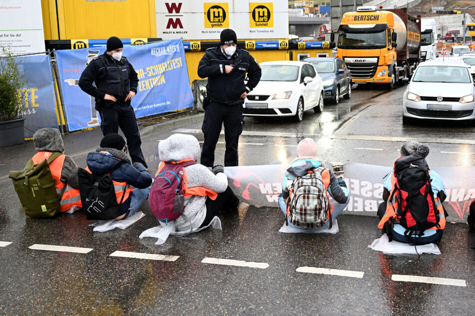 Nach tödlichen Schüssen auf Polizisten: Klimaaktivisten stoppen Autobahnblockaden