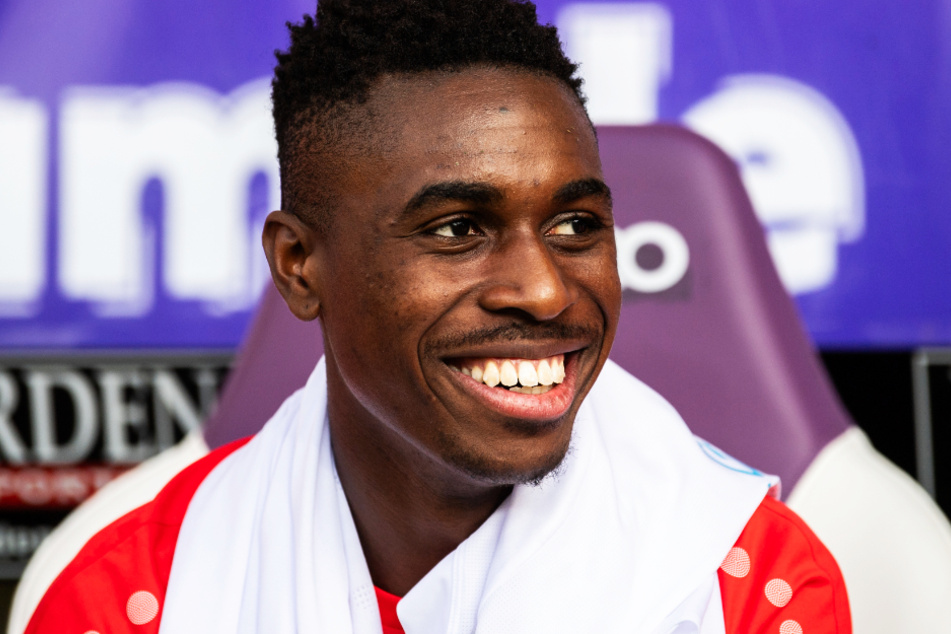 Der VfB Stuttgart hat den Vertrag von Maxime Awoudja (23) verlängert.