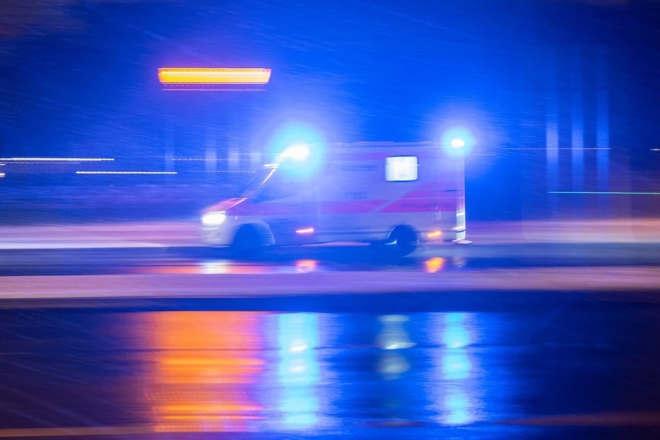 Nachdem die Fahrerin aus ihrem Auto befreit worden war, ging es für sie in ein Krankenhaus. (Symbolfoto)