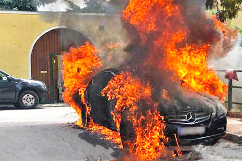 Das Mercedes-Benz C-Klasse Coupé brannte innerhalb kürzester Zeit komplett aus.