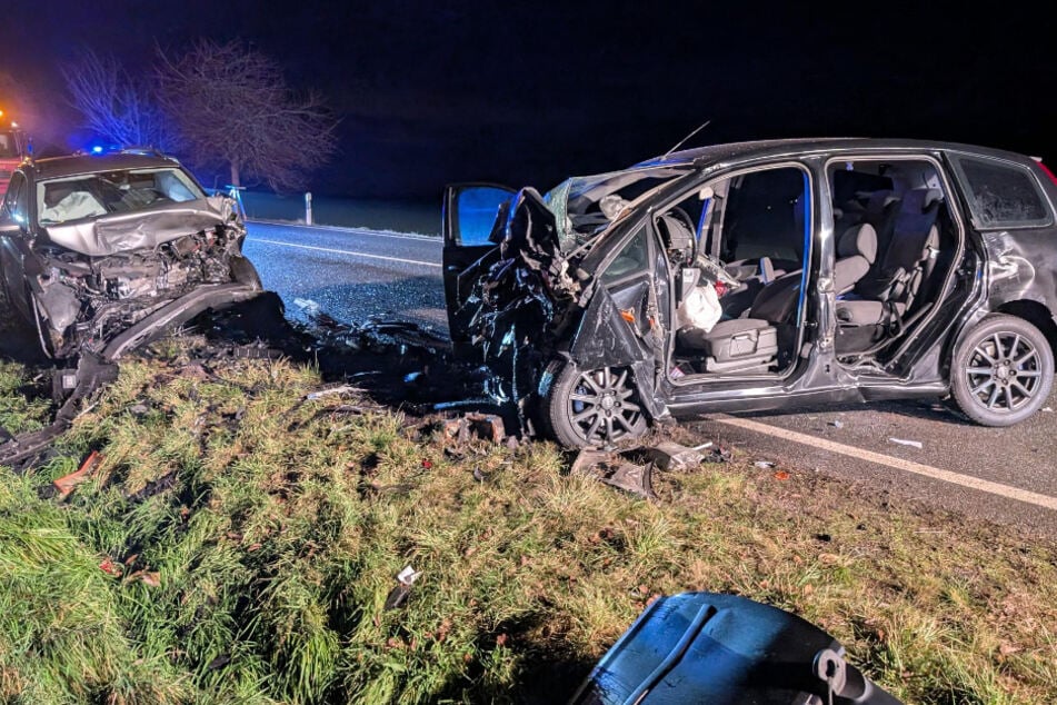 Mehrere Verletzte nach heftigem Frontalcrash auf Bundesstraße in Sachsen