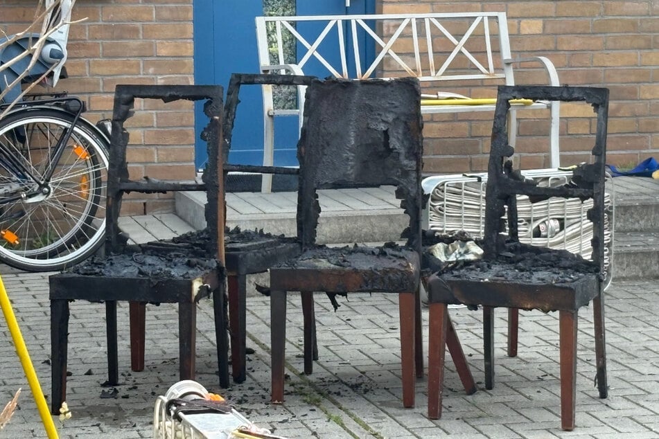 Ein Tisch und mehrere Stühle hatten Feuer gefangen.