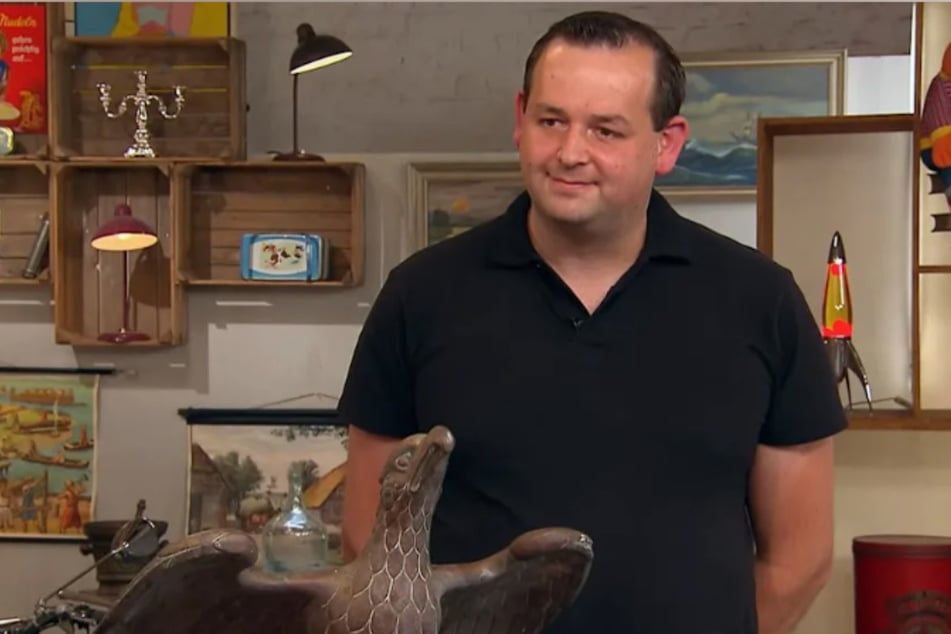 Benjamin bietet bei "Bares für Rares" eine imposante Bronze-Figur an, hinter der sich in Wahrheit ein Rednerpult verbirgt.