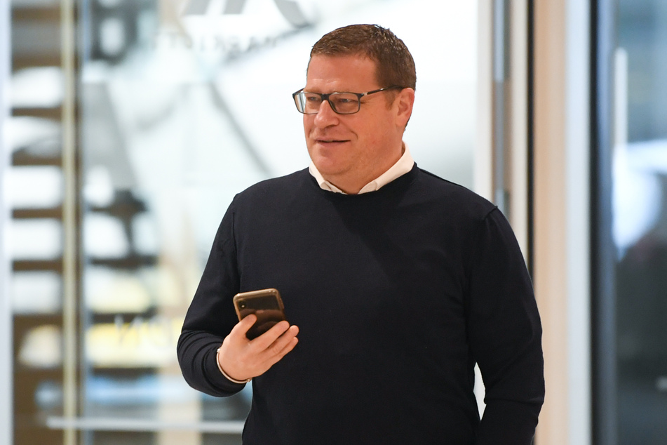 Immer dabei! Das Mobiltelefon ist ein ständiger Begleiter des Gladbacher Sportdirektors Max Eberl (47).