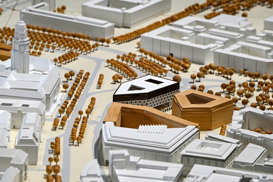 Neben dem Stadtforum sind bereits der Galerie-Anbau sowie der künftig geplante weitere Verwaltungsbau in Beige sichtbar.