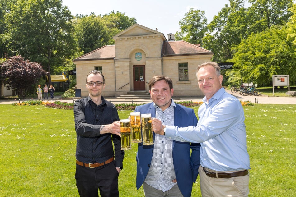 Betriebsleiter Stephan Schirmer (33), GSM-Projektleiter Marcel Schindler (38) und Brauerei-Chef Olaf Plaumann (54) stoßen auf die "Torwirtschaft" an.