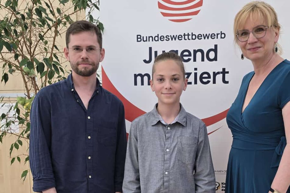 Klavierbegleiter Clemens Weinhold und Gesangslehrerin Katrin Pehla-Döring freuen sich mit dem 13-jährigen Levy über seinen Erfolg.