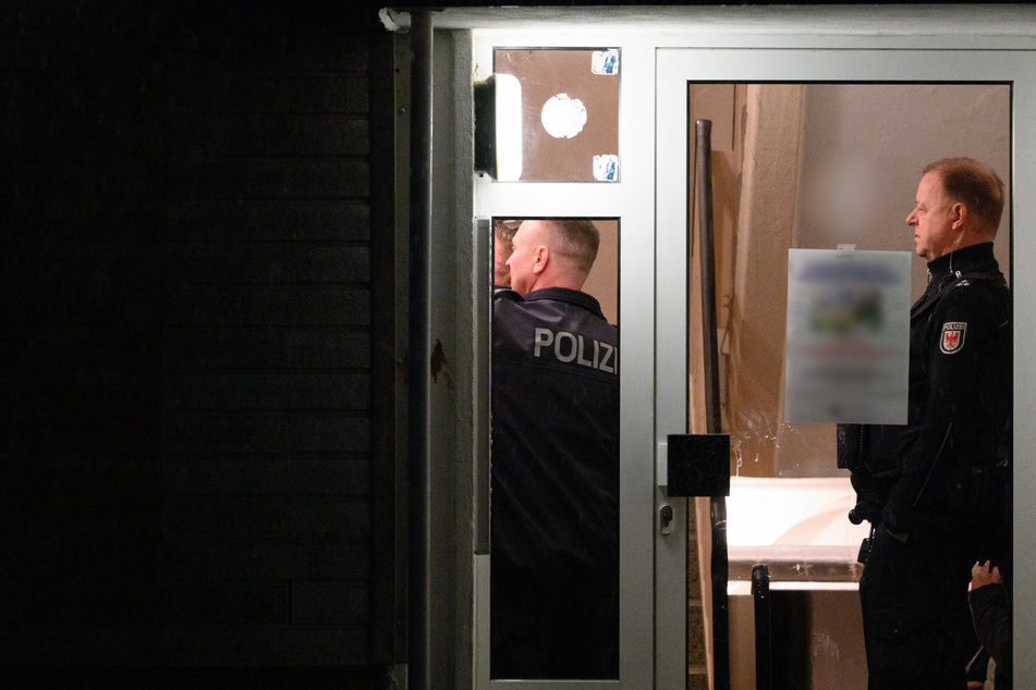 Einsatzkräfte sind vor Ort in dem Mehrfamilienhaus in Senftenberg.