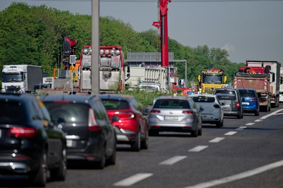 Köln: Bahn-Brücke legt Verkehr lahm: A4-Teilstück bei Köln tagelang voll gesperrt