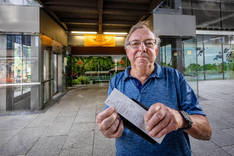 Klaus Schlegel (70) ärgerte sich über eine überhöhte Parkhaus-Rechnung am Kaufhof.