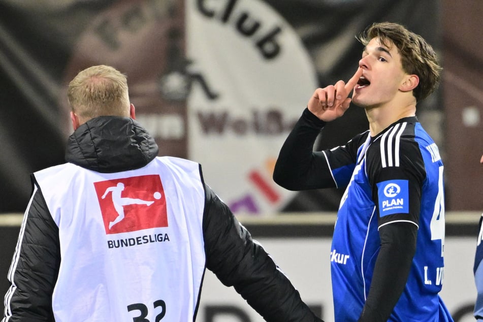 HSV-Verteidiger Mario Vuskovic (18, r.) richtete nach Abpfiff die Finger-auf-den-Mund-Geste in Richtung der St.-Pauli-Fans.